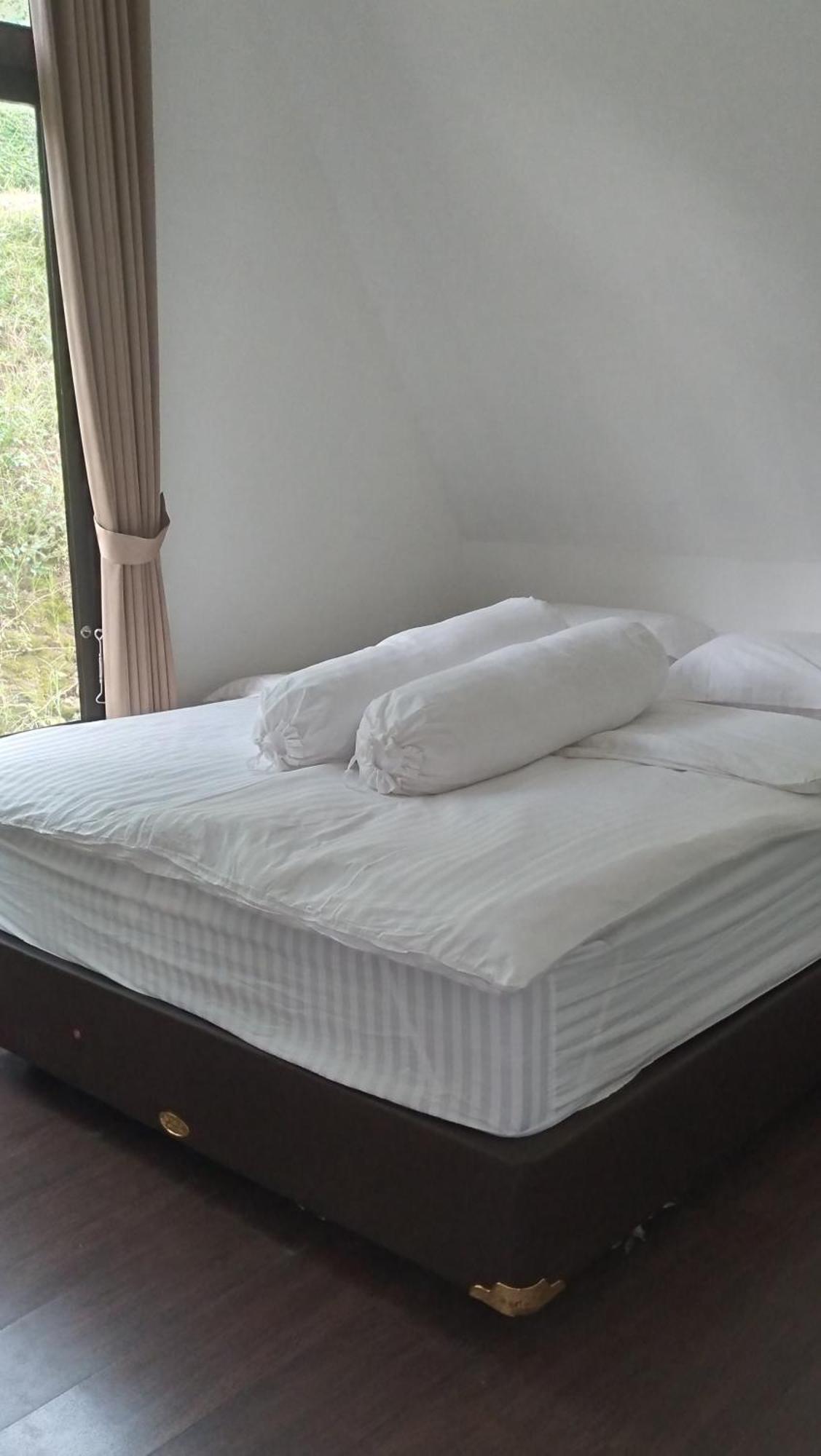 Joglo Kumpul Resort Cangkiran Værelse billede